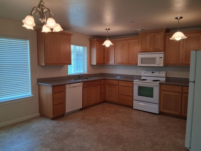 Building Photo - Cute, clean 2 bedroom upstairs apartment with patio.