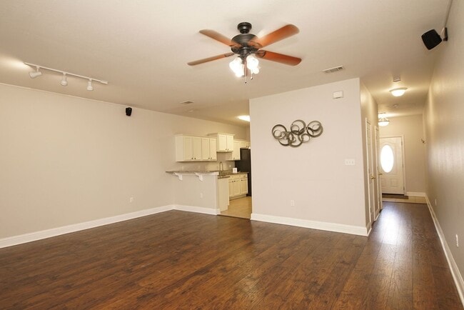 Building Photo - Central Niceville Location