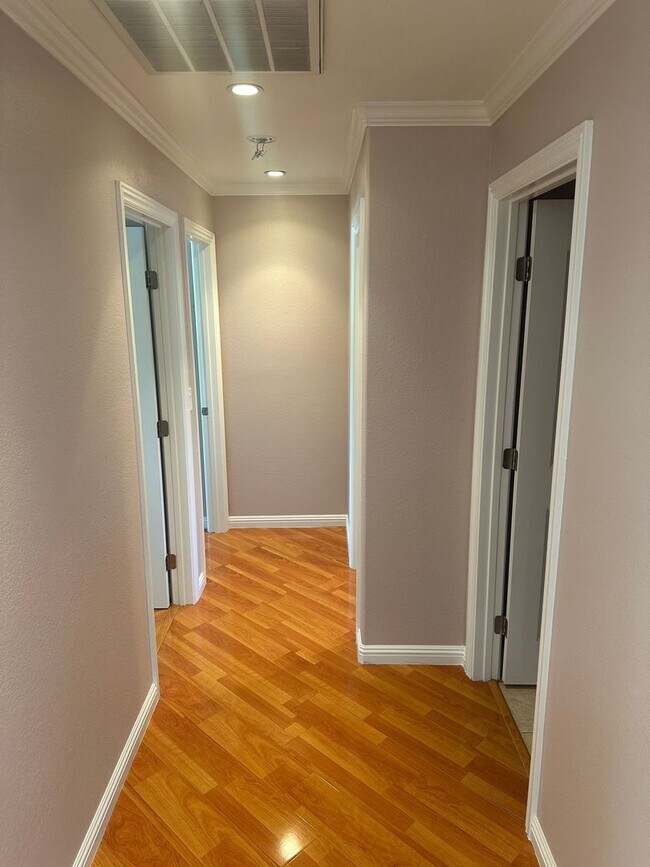 Building Photo - 2615 Camloop Dr