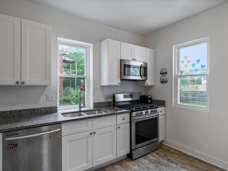 Updated kitchen - 1202 Lawrence St