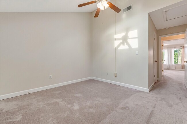 Building Photo - 208 Southlake Ct