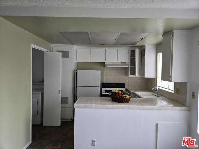 Building Photo - 1233 Tamarind Ave