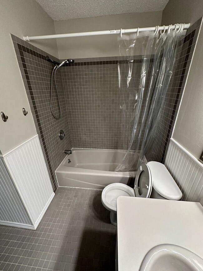 Building Photo - Charming 1BR Condo in Uptown Minneapolis