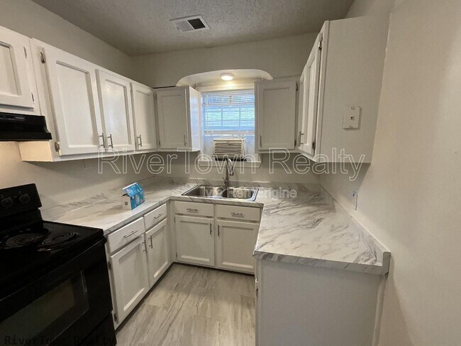 Building Photo - 2677 Larose Ave