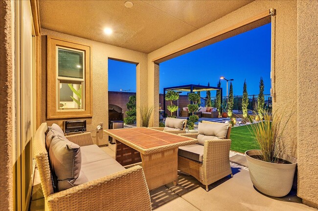 Building Photo - Luxury Summerlin West 4-Bedroom Home!