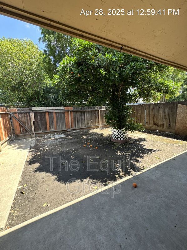 Building Photo - 1140 W Tulare Ave