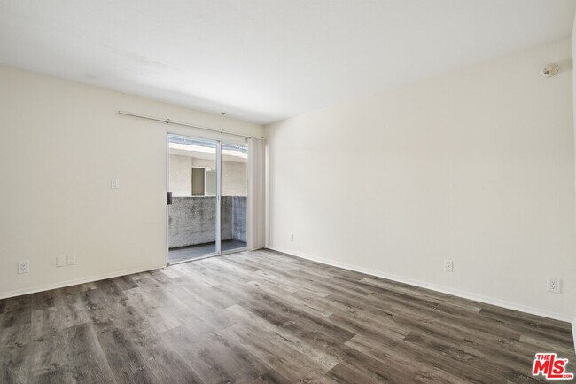 Building Photo - 870 S Crenshaw Blvd
