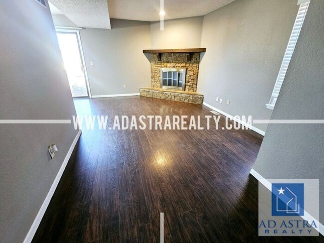 Building Photo - Nice 3 bed 1.5 bath townhouse in Olathe-Co...