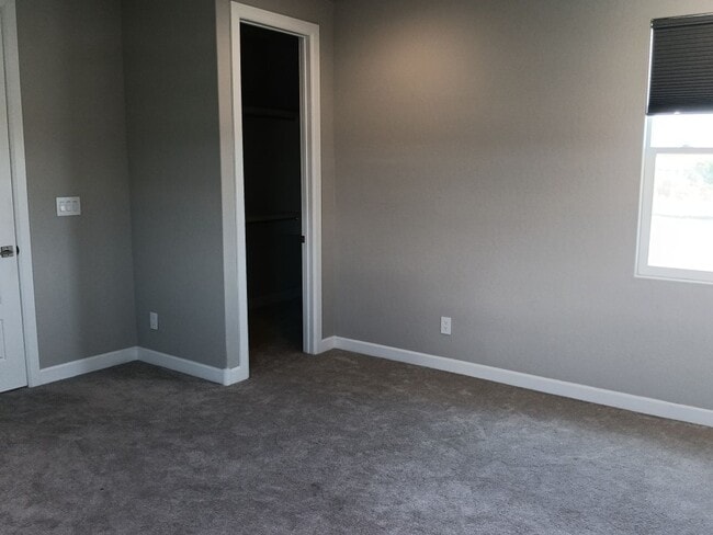 Building Photo - Stunning 4-bedroom, 3.5-bathroom home loca...