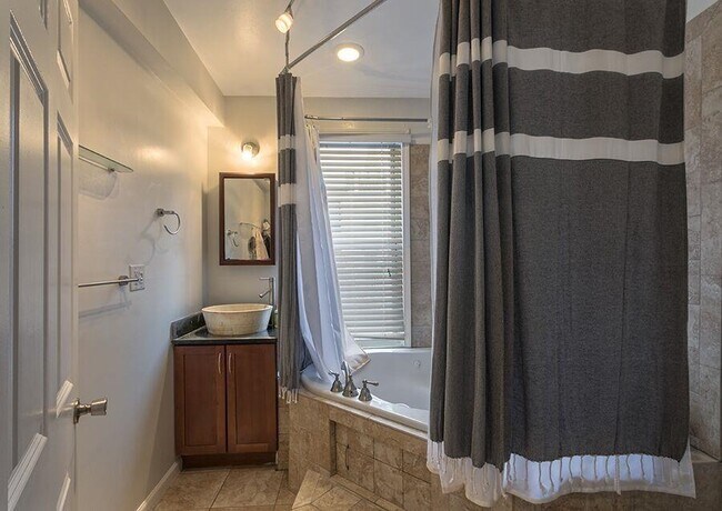 Building Photo - 112 Morris St