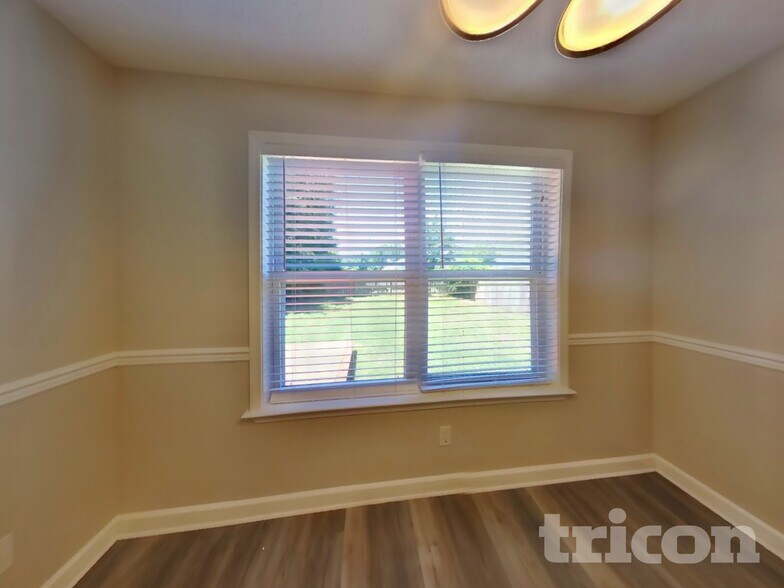 Building Photo - 1528 Beaconcrest Cir