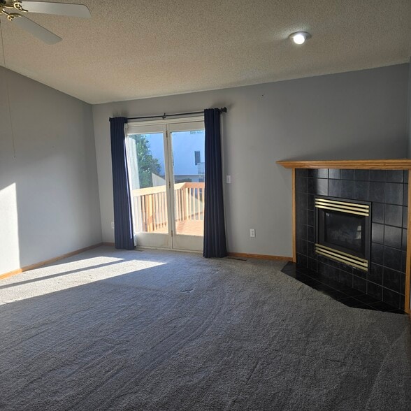Living Room/Gas Fireplace - 1415 Kodiak Ct