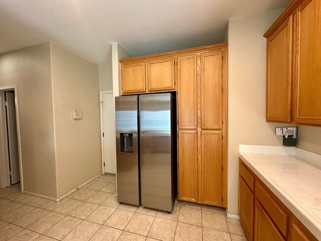 Building Photo - Large 3 bedroom home with loft and large b...