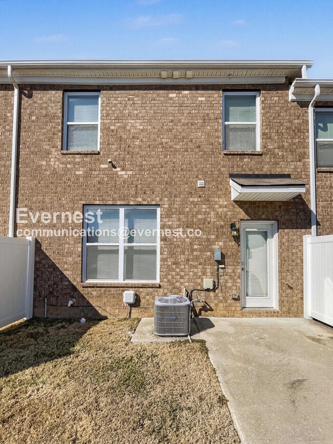 Building Photo - 3 Bed/2.5 Bath Townhome with Garage / Pet-Friendly / Available Now!