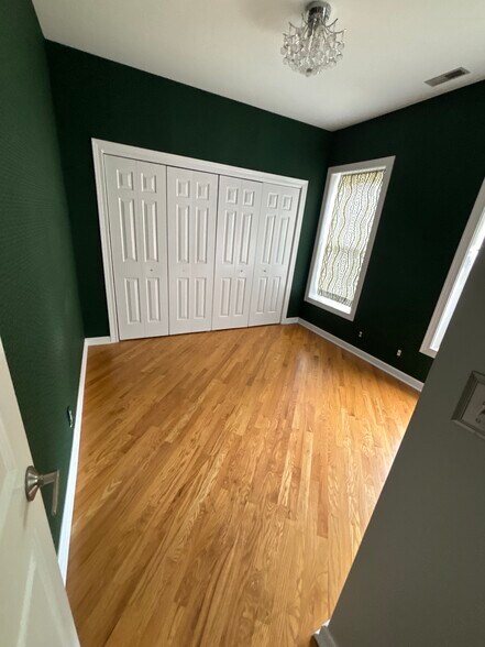 Building Photo - 4632 N Racine Ave