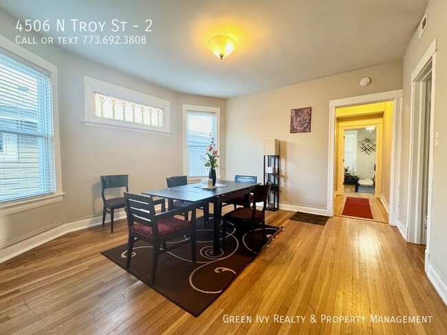 Building Photo - Sunny 2 Bed/1 Bath Steps From Kedzie Brown...