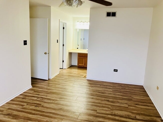 Building Photo - 3524 Willowview Ct