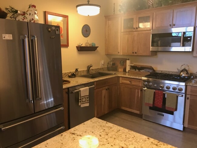 Building Photo - Single Level Furnished Country Club Home