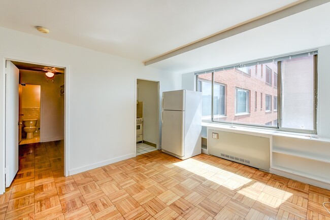 Building Photo - Spacious & Bright Studio at River Place West