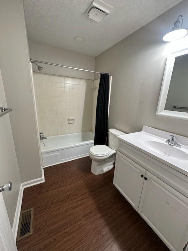 Building Photo - 102 Country Club Dr