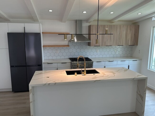 Building Photo - Spacious 3 Bed 3 Bathoom in Long Beach