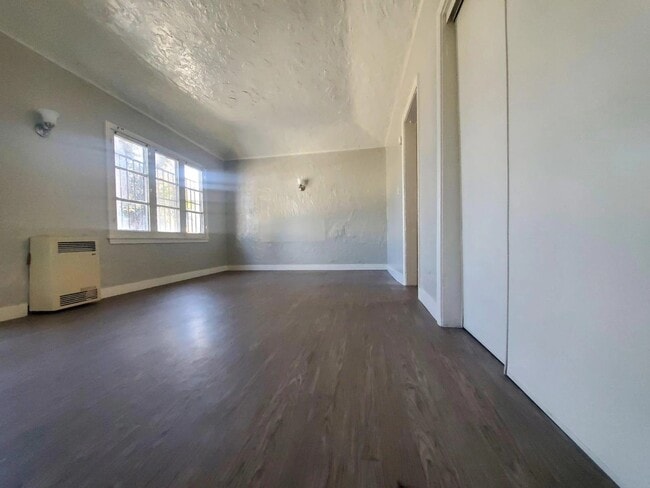 Interior Photo - 2360 W. 18th St