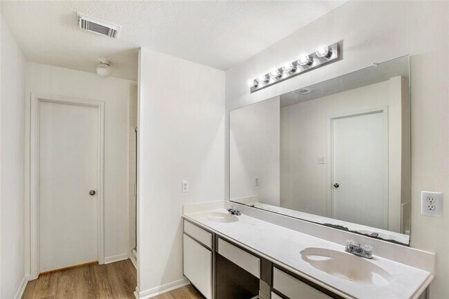 Building Photo - 18023 Lago Forest Dr