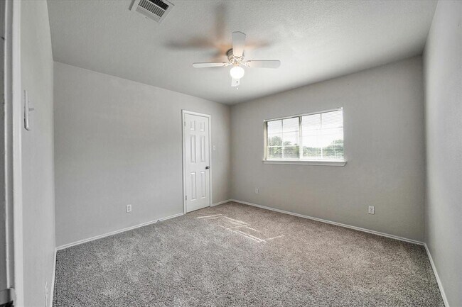 Building Photo - 1701 Balsam Way