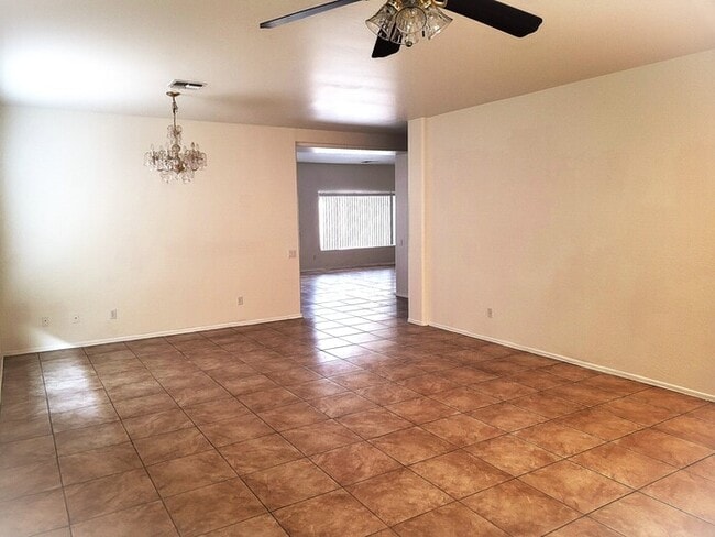 Building Photo - LARGE 5 bedroom 3 bath