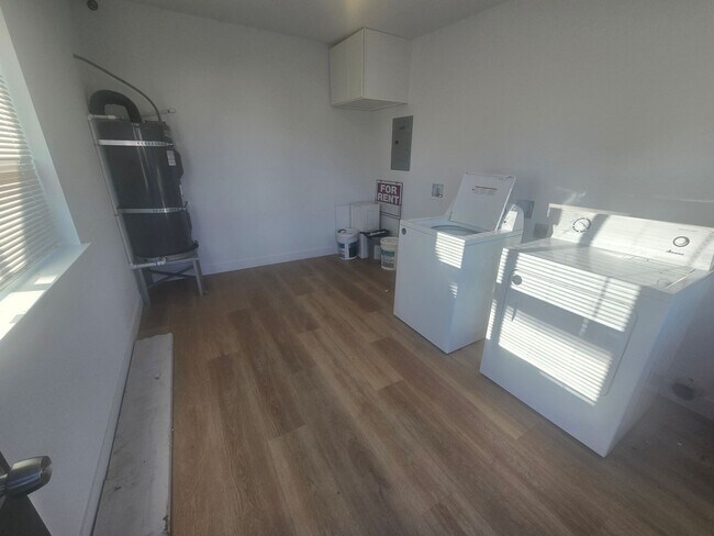 Building Photo - Freshly Remodeled Studio!