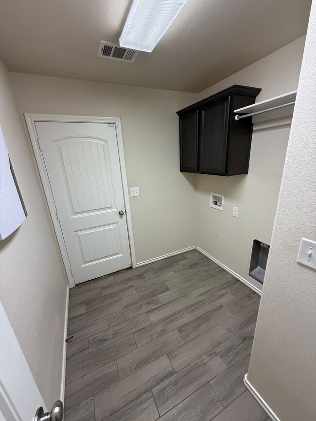 Building Photo - Available Now! 4/2/2 in Frenship ISD