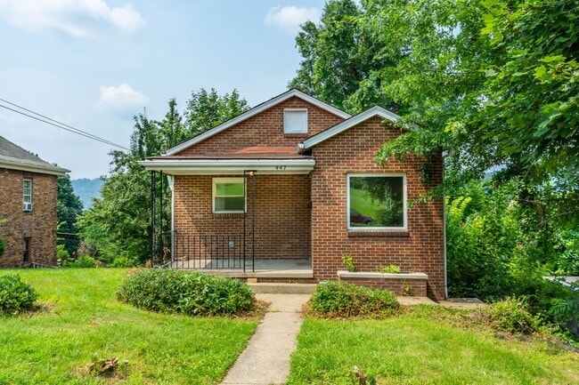 Building Photo - 447 Elm Rd
