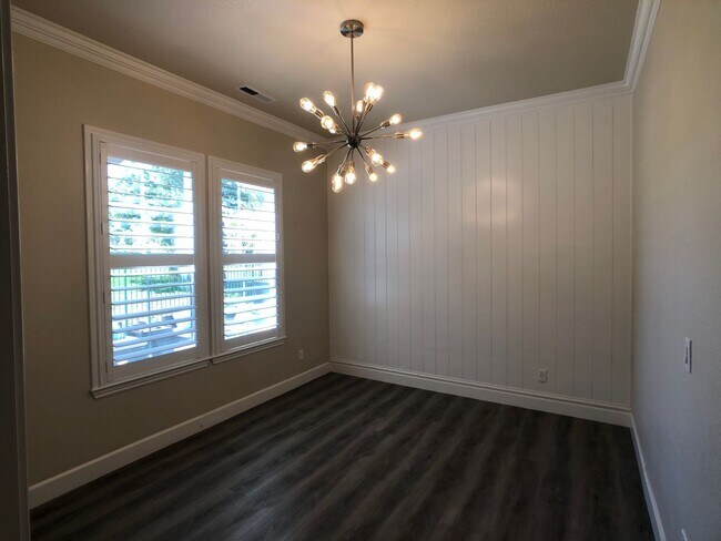 Building Photo - Stunning Eagle Ridge Home