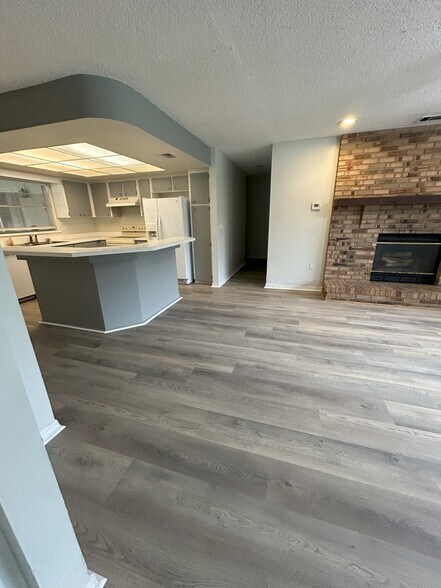 Building Photo - 6449 Rockingtree Ln
