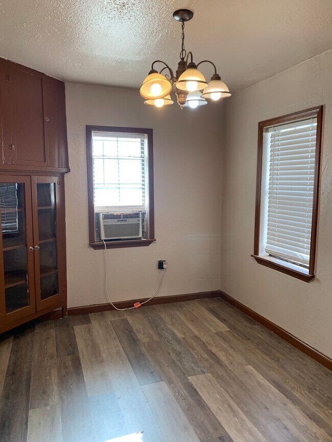 Building Photo - Two Bedroom Home Close to Medical Center