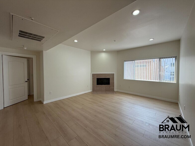 Building Photo - 10849 Fruitland Dr
