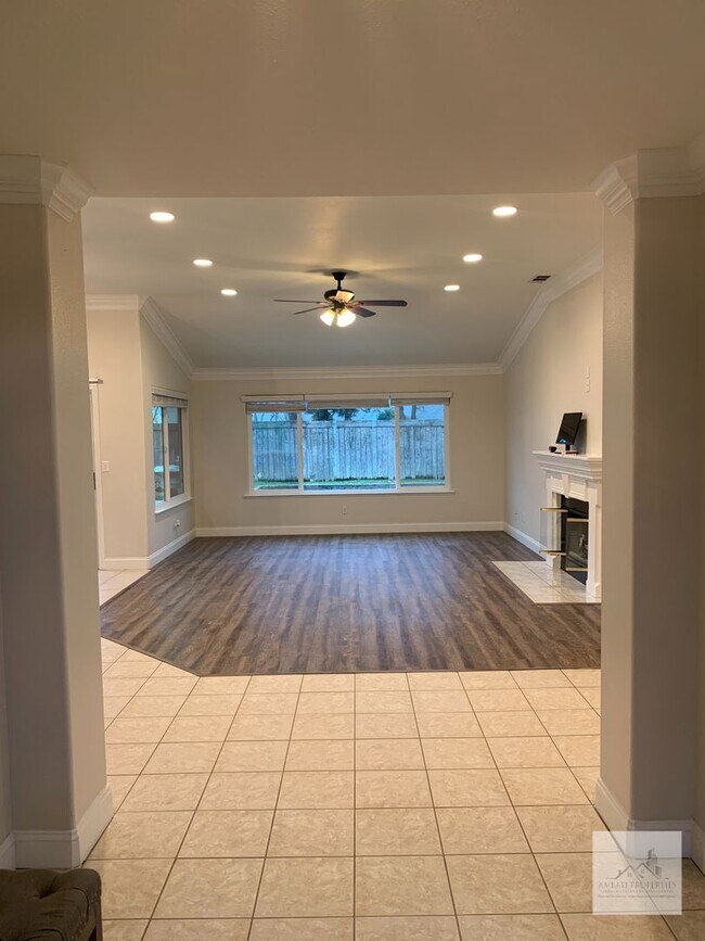 Building Photo - 1679 E La Quinta Dr