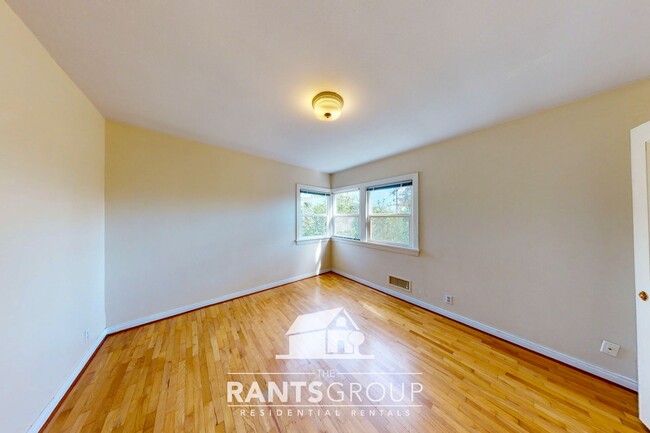 Building Photo - 2-Bedroom Home with Basement on a Spacious...