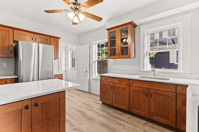 Building Photo - 22 Lewis St