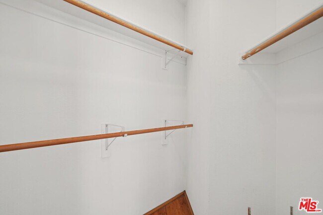 Building Photo - 850 N Poinsettia Pl