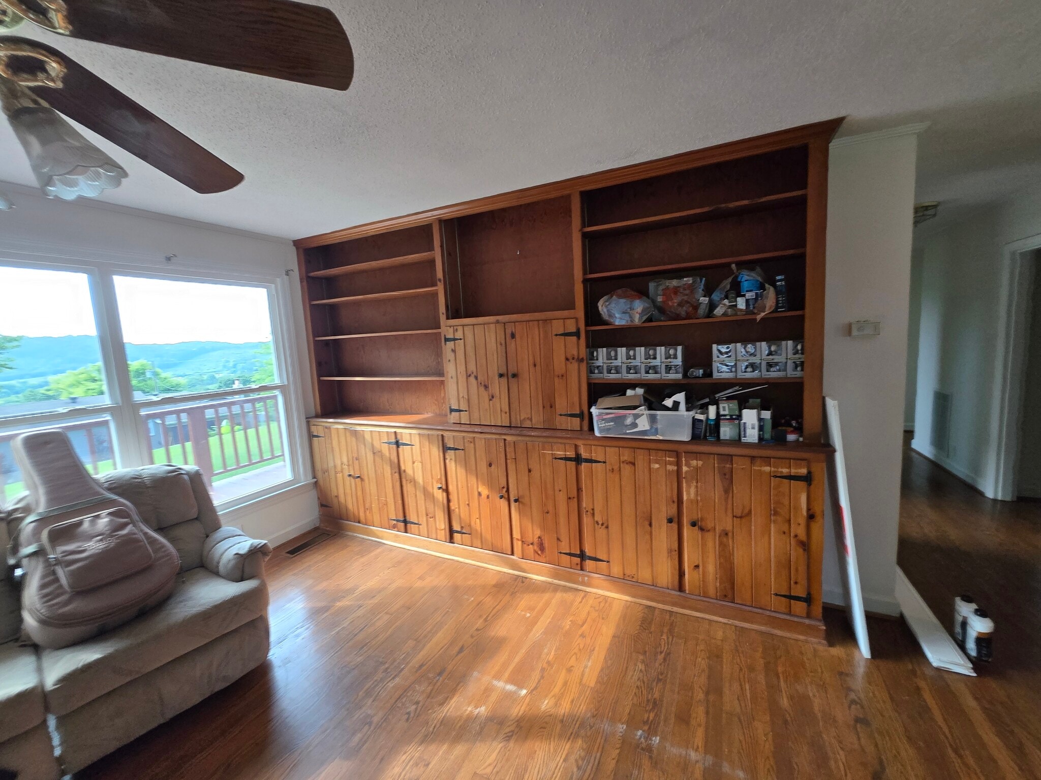 bookshelf in livingroom - 507 Robinson Dr