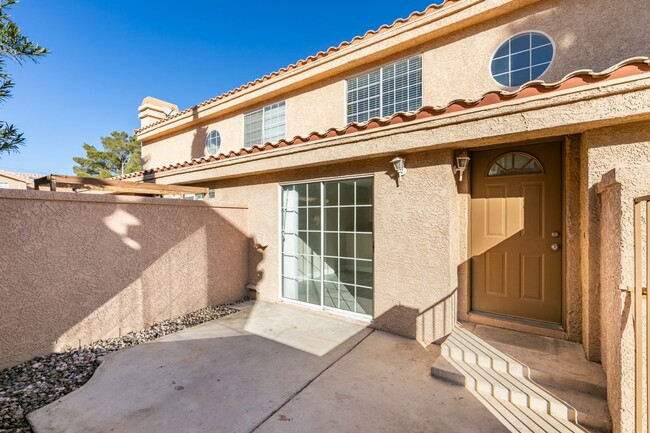 Building Photo - Beautiful 3-Bedroom Townhome in Green Valley!