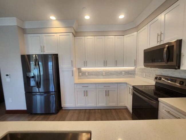 Building Photo - Luxury 3/2 Grated Community in South Kihei.
