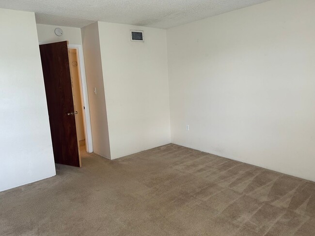 Building Photo - Available Mid April - Lovely 2/2 in in Alt...