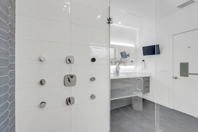 Building Photo - 905 Bay Point Dr