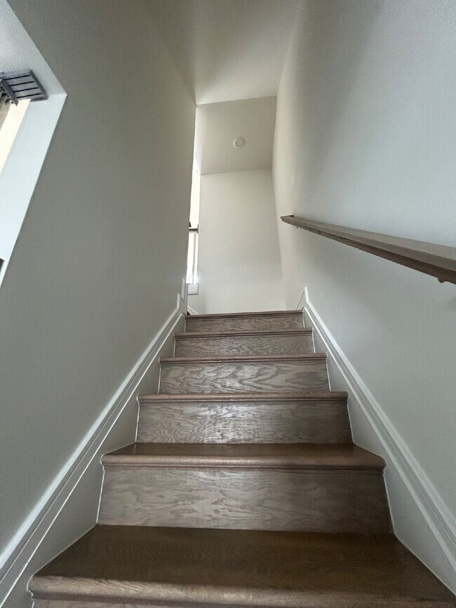 Building Photo - Upgraded 3BR End-Unit Townhome | 3.5 Baths | Garage | Lake Frederick
