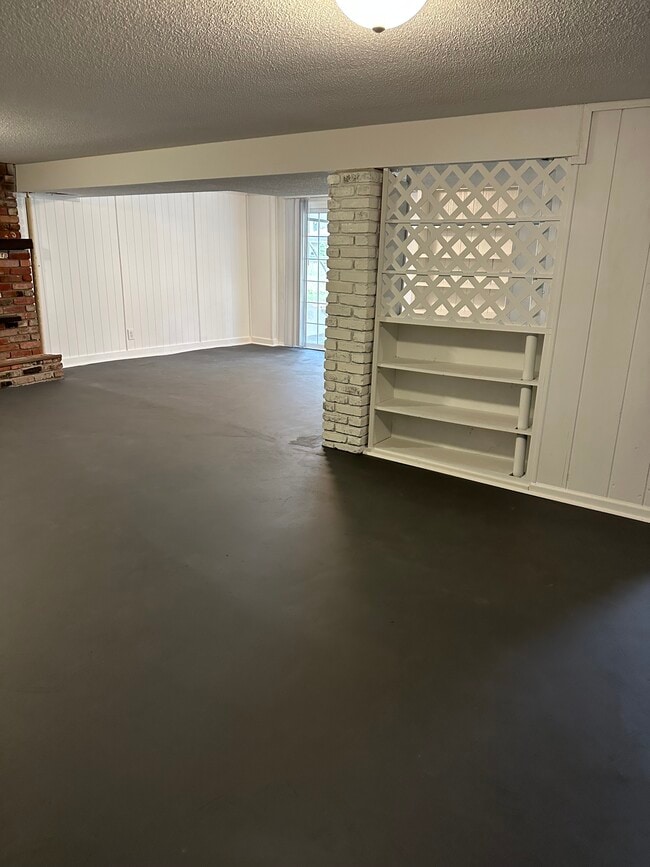 Building Photo - 203 20th Ave N