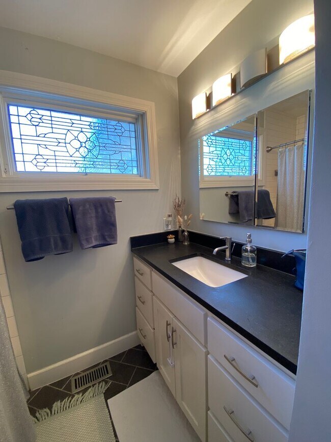 Building Photo - Darling renal in Lortondale