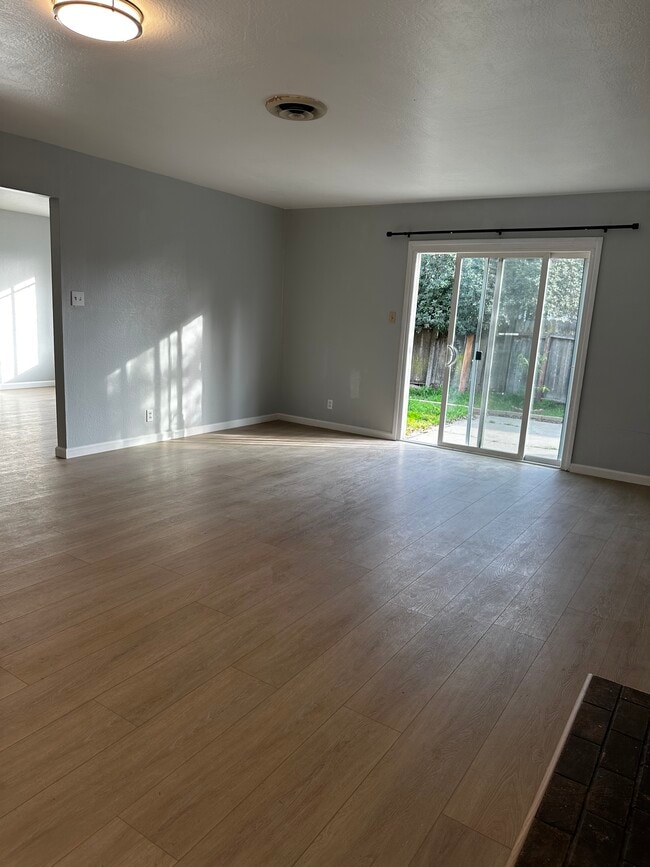 Building Photo - 1600 60th Ave