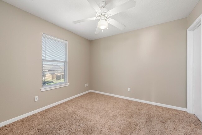 Building Photo - August 2026 Pre-Lease! Fantastic 4 Bed, 3 Bath Near Campus!